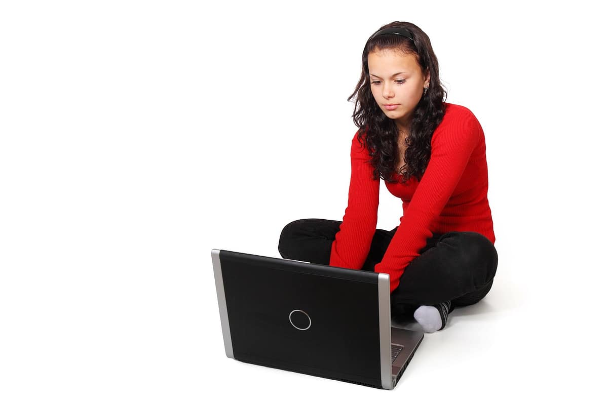 woman blogging